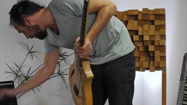 Músico Profissional Gravando Guitarra Elétrica Estúdio Digital Casa Ele Está — Vídeo de Stock