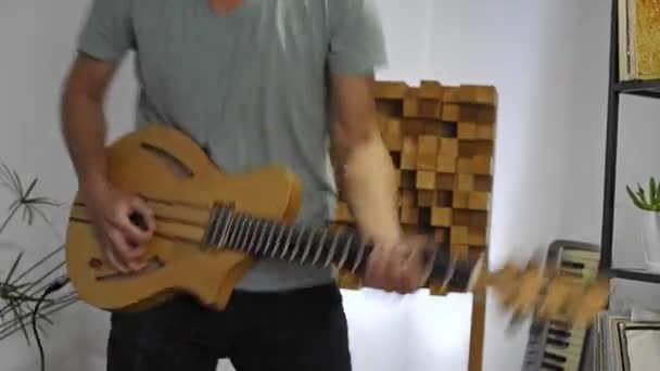 집에서 디지털 스튜디오에서 일렉트릭 기타를 녹음하는 뮤지션 악기와 컨트롤러로 둘러싸여 — 비디오