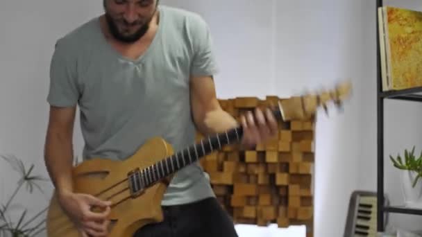Músico Profesional Grabando Guitarra Eléctrica Estudio Digital Casa Está Rodeado — Vídeo de stock