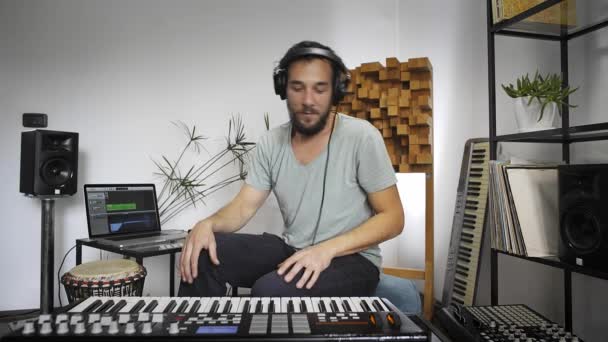 专业音乐家在家里的数字录音室录制Midi键盘 他被仪器和中长控制器包围着 音乐制作理念 — 图库视频影像