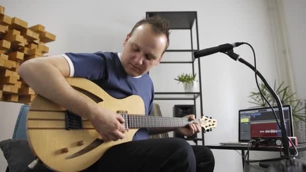 Profesjonalny Muzyk Nagrywany Gitarze Elektrycznej Studiu Cyfrowym Domu Śpiewa Otoczony — Wideo stockowe
