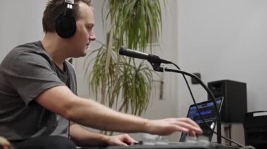 Profesyonel müzisyen evde dijital stüdyoda midi klavye kayıt. O aletleri ve midi denetleyici ile çevrilidir. Müzik prodüksiyon konsepti. 