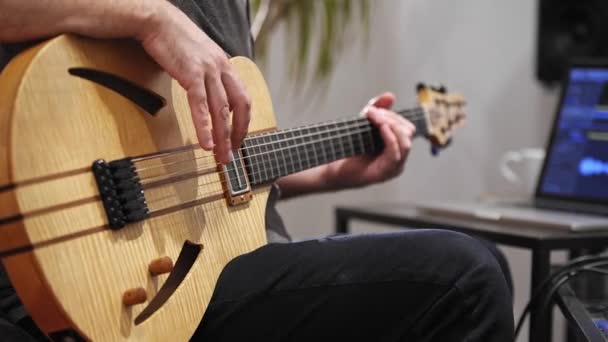 Primo Piano Del Musicista Professionista Che Registra Chitarra Elettrica Studio — Video Stock