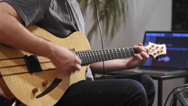 Nahaufnahme Eines Professionellen Musikers Der Hause Digitalen Studio Gitarre Aufnimmt — Stockvideo