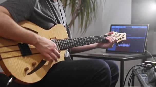 Närbild Professionell Musiker Inspelning Elgitarr Digital Studio Hemma Han Omgiven — Stockvideo