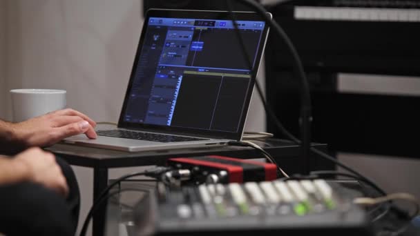 Primer Plano Músico Profesional Grabación Teclado Midi Estudio Digital Casa — Vídeo de stock