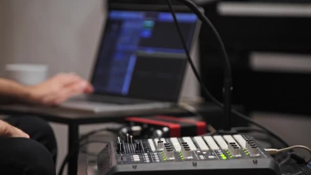 Gros Plan Musicien Professionnel Enregistrant Clavier Midi Dans Studio Numérique — Video