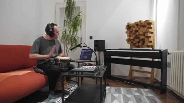 Professioneller Musiker Der Djembe Schlagzeug Digitalen Studio Hause Aufnimmt Ist — Stockvideo