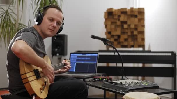 Musicien Professionnel Enregistrant Guitare Électrique Studio Numérique Maison Est Entouré — Video