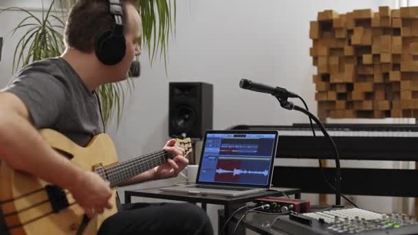 Profesjonalny Muzyk Nagrywany Gitarze Elektrycznej Studiu Cyfrowym Domu Jest Otoczony — Wideo stockowe