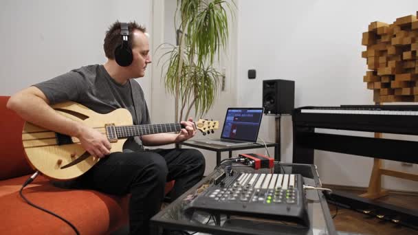 Musicien Professionnel Enregistrant Guitare Électrique Studio Numérique Maison Est Entouré — Video