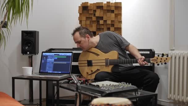 Professional Musician Plugging Electric Guitar Digital Studio Home Recording Surrounded — Stock Video