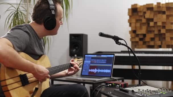 Professioneller Musiker Der Gitarre Digitalen Studio Hause Aufnimmt Singt Und — Stockvideo