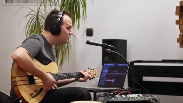Professioneller Musiker Der Gitarre Digitalen Studio Hause Aufnimmt Singt Und — Stockvideo