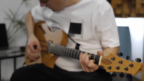 Músico Profesional Con Dolor Muñeca Mientras Graba Guitarra Eléctrica Estudio — Vídeos de Stock