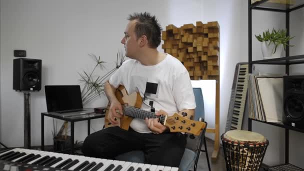 Músico Profissional Com Dor Pulso Durante Gravação Guitarra Elétrica Estúdio — Vídeo de Stock