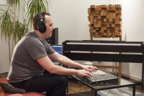 Musician playing midi keyboard in home music studio. — Stock Photo, Image