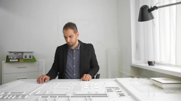 Homme Affaires Regarde Architecture Projetée Avec Réalité Augmentée Mixte — Video