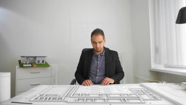 Zakenman Projecteert Architectuur Met Augmented Reality Interface — Stockvideo