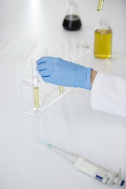 Bilim adamı Cbd petrolünü bir tüpten diğerine parçalıyor