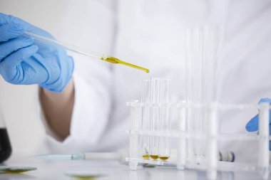 Bilim adamı bir laboratuvarda ilaç cbd yağı ayıklar