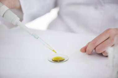 Saat cam bir laboratuvarda bir ilaç cbd yağı kontrol