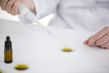 Saat cam bir laboratuvarda bir ilaç cbd yağı kontrol