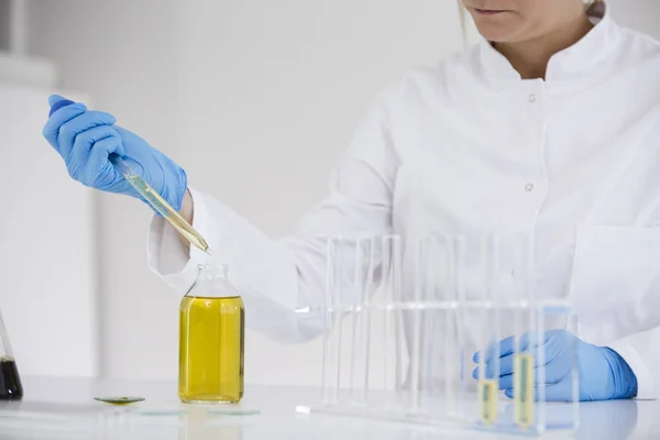 Lo scienziato estrae olio cbd farmaceutico in un laboratorio — Foto Stock