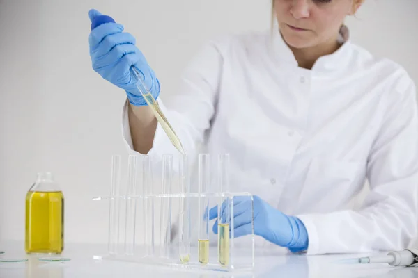 Tudós kivonatok gyógyszerészeti CBD olajat egy laboratóriumban — Stock Fotó