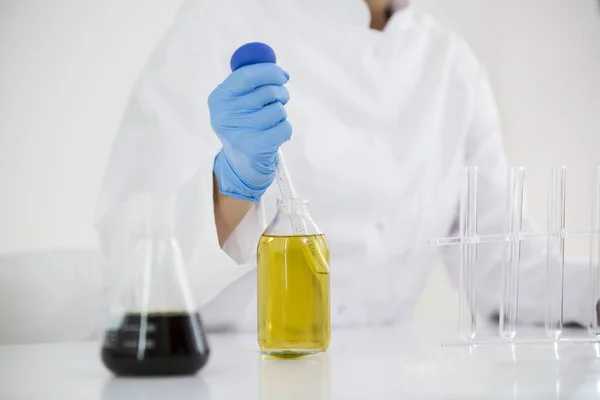 科学者は実験室で医薬cbdオイルを抽出する — ストック写真