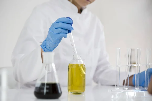 Lo scienziato estrae olio cbd farmaceutico in un laboratorio — Foto Stock