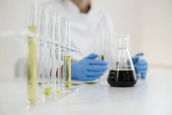 Experimentelle Titration des cbd-Öls in einer Glasschüssel — Stockfoto