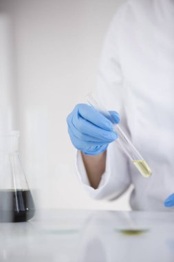 Bir cam tüp cbd yağı deneysel titrasyon