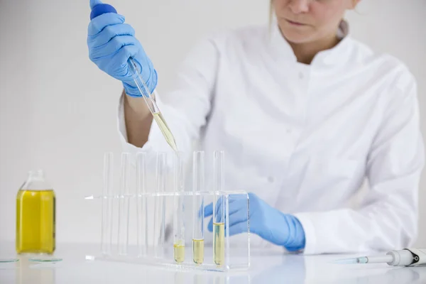 Lo scienziato estrae olio cbd farmaceutico in un laboratorio — Foto Stock