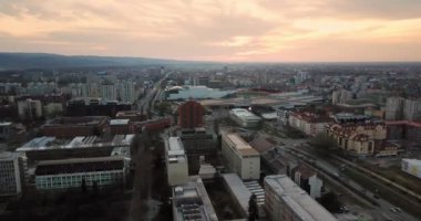 Drone kış gün batımında Novi Sad panoramik görünümü gösteren yan dönüyor 