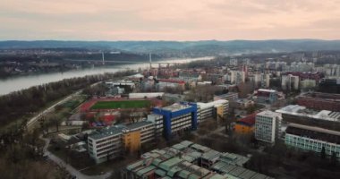 Drone kış gün batımında Novi Sad panoramik görünümü gösteren yan dönüyor 