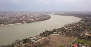 Tuna Nehri üzerinde kalan drone, kış sonunda Novi Sad'da bir kale olarak köprüye bakıyor.