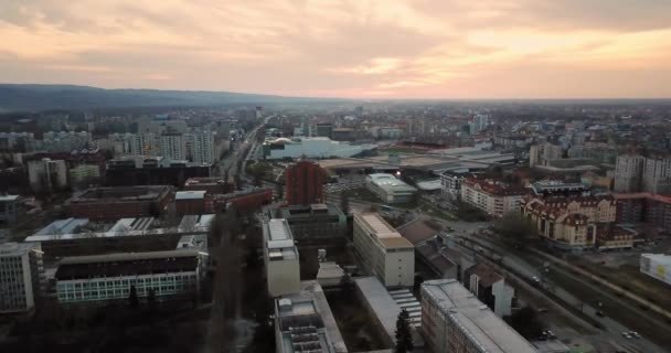 Drone Kış Gün Batımında Novi Sad Panoramik Görünümü Gösteren Yan — Stok video