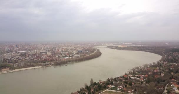 无人机正在向多瑙河上方的地面移动 在隆冬时分在诺维萨德的桥上眺望一座堡垒 — 图库视频影像