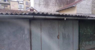 Drone novi Sad cephe eksik ve kirli çatılar parçası ile eski hasar binaları yukarı ve reviling 