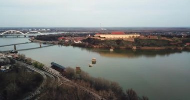 Tuna Nehri üzerinde Petrovaradin Kalesi 'ne bakan kış sonlarında akşamları Novi Sad 'ın muhteşem panoramik manzarası 