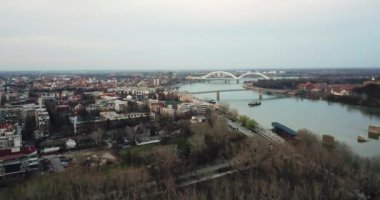 Tuna Nehri üzerinde Petrovaradin Kalesi 'ne bakan kış sonlarında akşamları Novi Sad 'ın muhteşem panoramik manzarası 