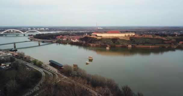 Magnifique vue panoramique de Novi Sad pendant la soirée à la fin de l'hiver regardant vers la forteresse de Petrovaradin sur le Danube  
