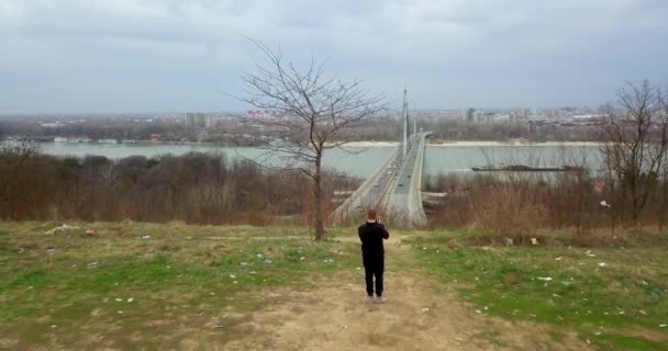 Фотограф Ходить Повільно Шукає Найкраще Місце Щоб Сфотографувати Річку Дунай — стокове відео