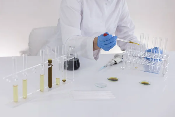 Titrage expérimental de l'huile CBD dans un tube de verre — Photo
