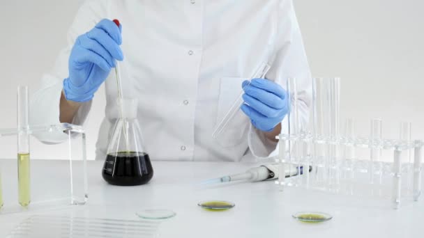 実験室で女性科学者は マリファナ植物から抽出Cbd油をテストします 彼女は実験にガラスのドロッパーとチューブを使っている 医療大麻からのヘルスケア薬局 — ストック動画