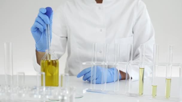 Científica Laboratorio Probando Aceite Cbd Extraído Una Planta Marihuana Ella — Vídeos de Stock