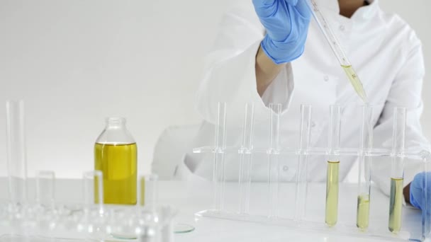 女科学家在实验室测试Cbd油从大麻植物中提取 她正在用一个玻璃滴管和一个管子做实验 医疗大麻保健药房 — 图库视频影像