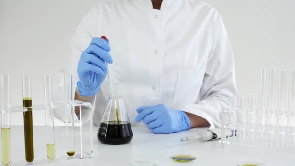Vrouwelijke Wetenschapper Laboratoriumtesten Cbd Olie Geëxtraheerd Uit Een Marihuana Plant — Stockvideo