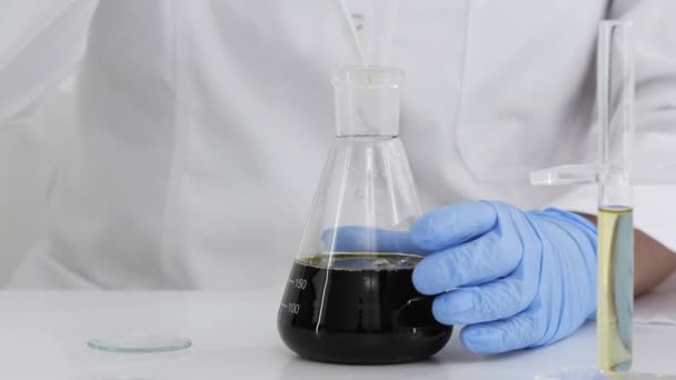 Närbild Kvinnlig Vetenskapsman Ett Laboratorium Som Arbetar Med Cbd Olja — Stockvideo